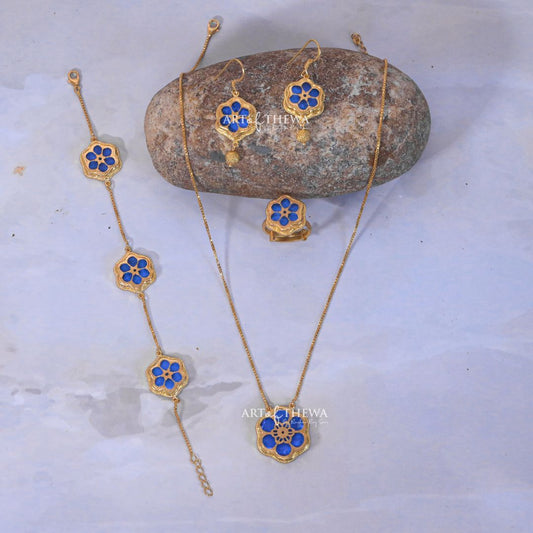 Minimal Art of Thewa Blue Pendant Set