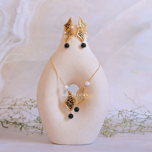 Shell black & white Thewa pendant set