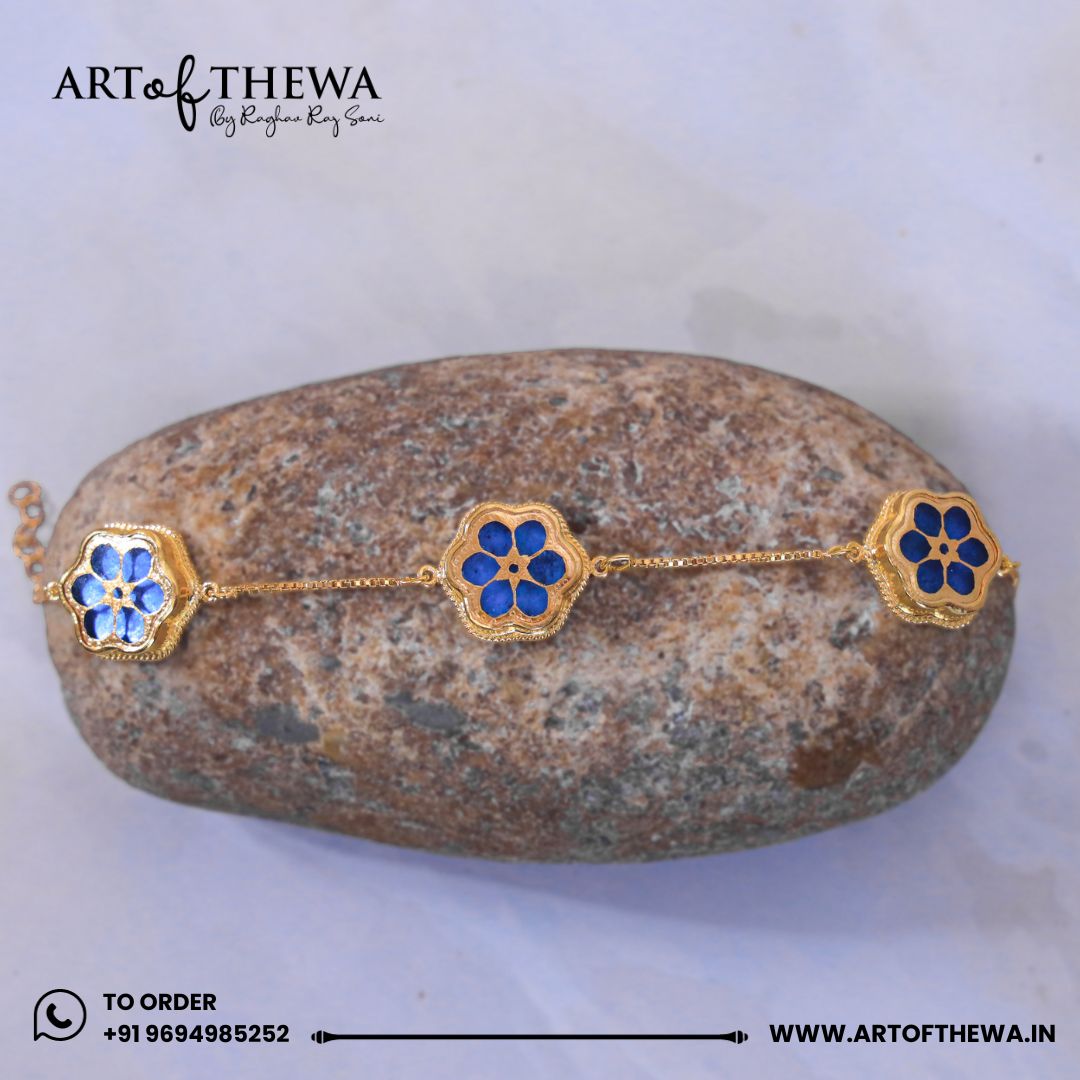 Minimal Art of Thewa Blue Pendant Set