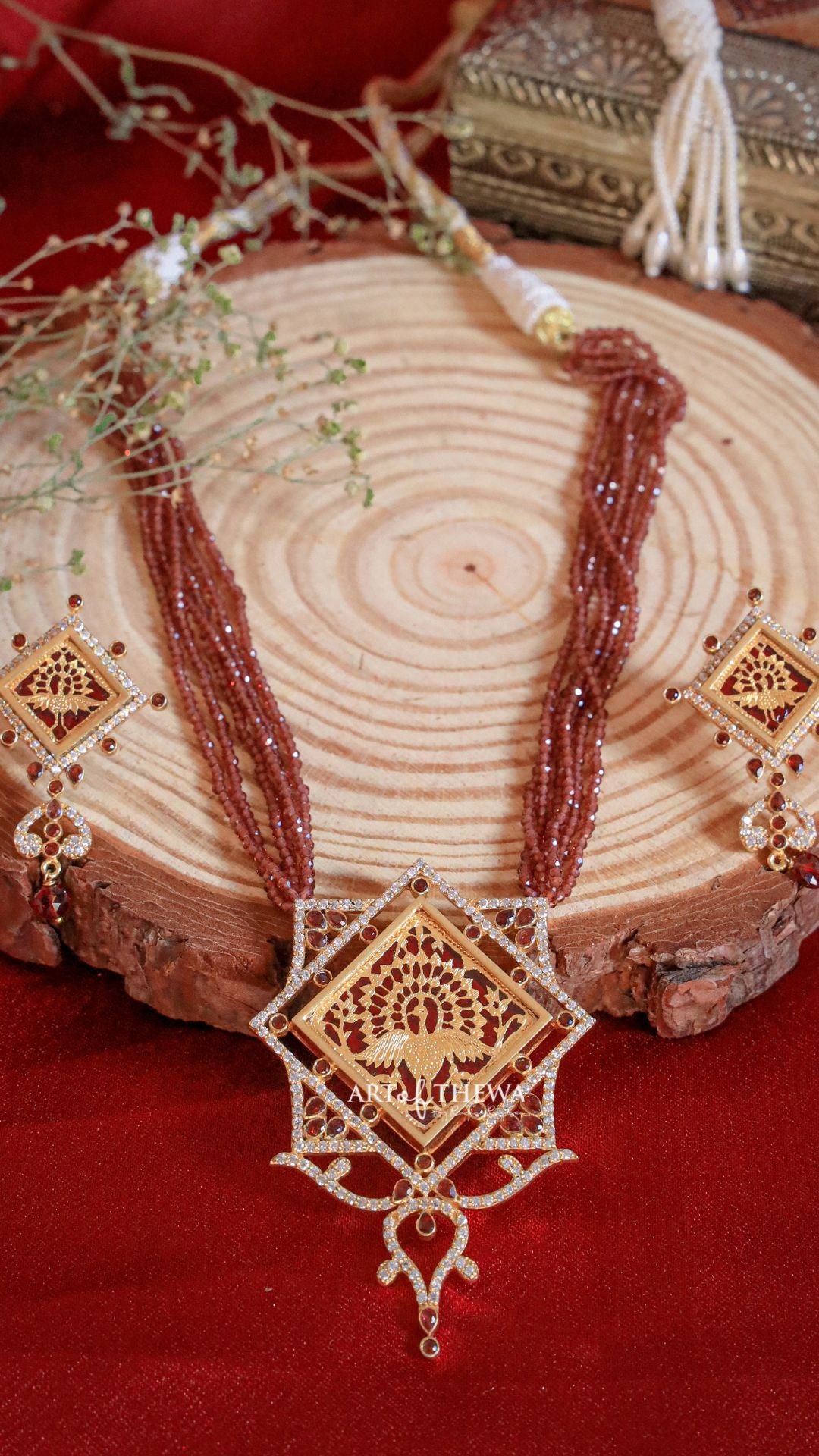 Dancing Peacock esma Square Thewa Necklace Set in garnet